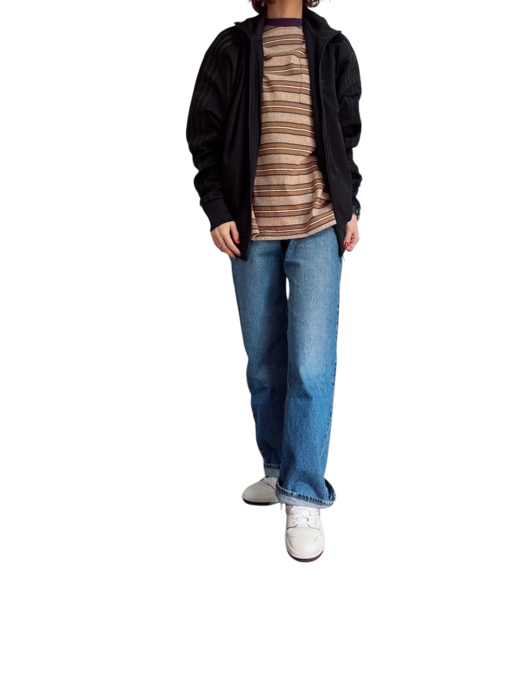 ブルー系のデニムパンツ、パープル系のTシャツ/カットソー、ブラック系のジャージを着用したレディースの冬コーディネートの2枚目の写真