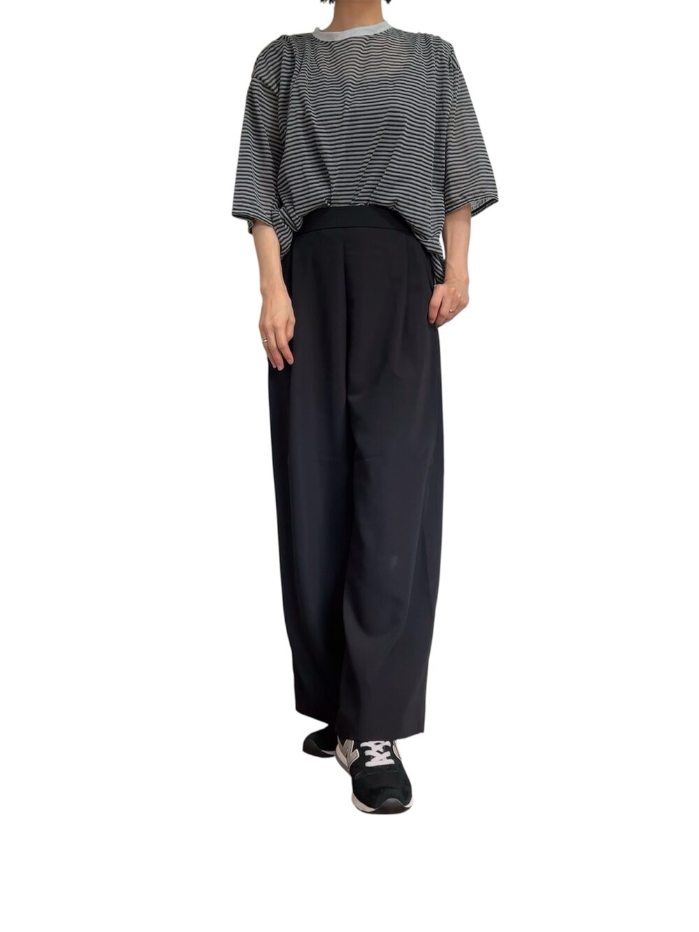 ブルー系のTシャツ/カットソー、ブラック系のその他パンツ、ブラック系のスニーカーを着用したレディースの夏コーディネートの2枚目の写真