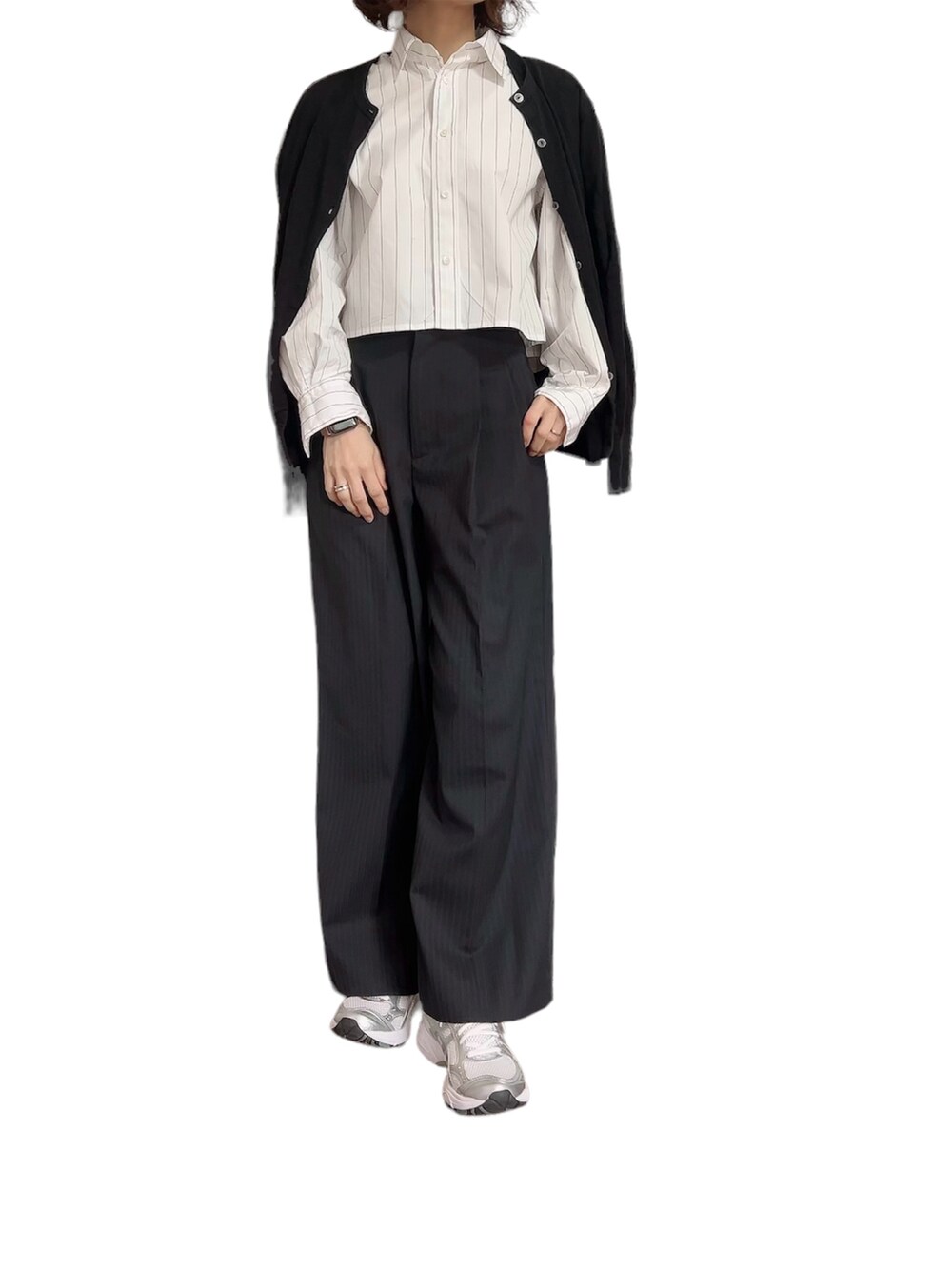 ホワイト系のシャツ/ブラウス、ブラック系のその他パンツ、シルバー系のスニーカーを着用したレディースの春コーディネートの3枚目の写真