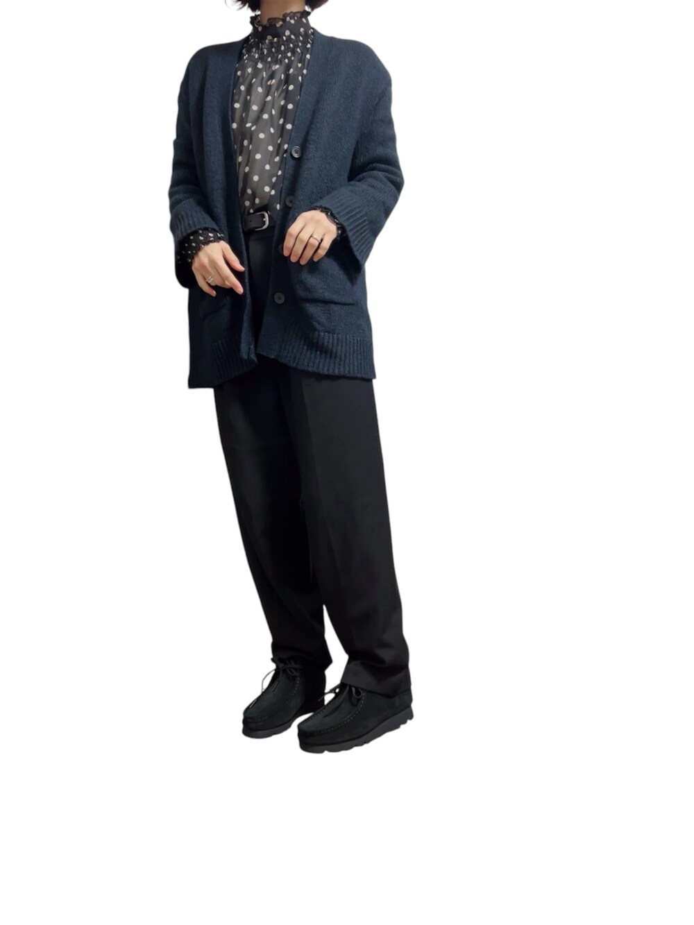 ブラック系のシャツ/ブラウス、グレー系のその他パンツ、ブラック系のモカシン/デッキシューズを着用したレディースの冬コーディネートの2枚目の写真