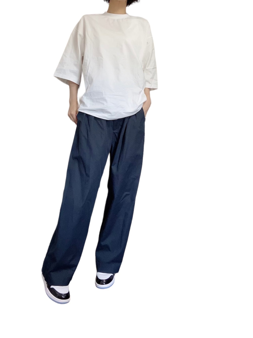 ホワイト系のTシャツ/カットソー、ブルー系のスラックスを着用したレディースの夏コーディネートの2枚目の写真