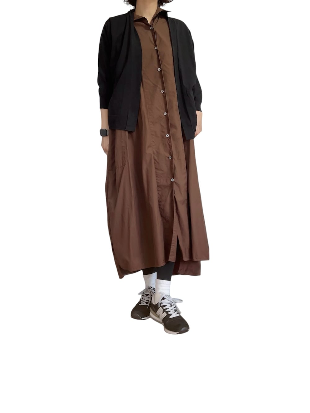 ブラウン系のシャツワンピース、ブラック系のカーディガン/ボレロ、ブラック系のスニーカーを着用したレディースの秋コーディネートの2枚目の写真