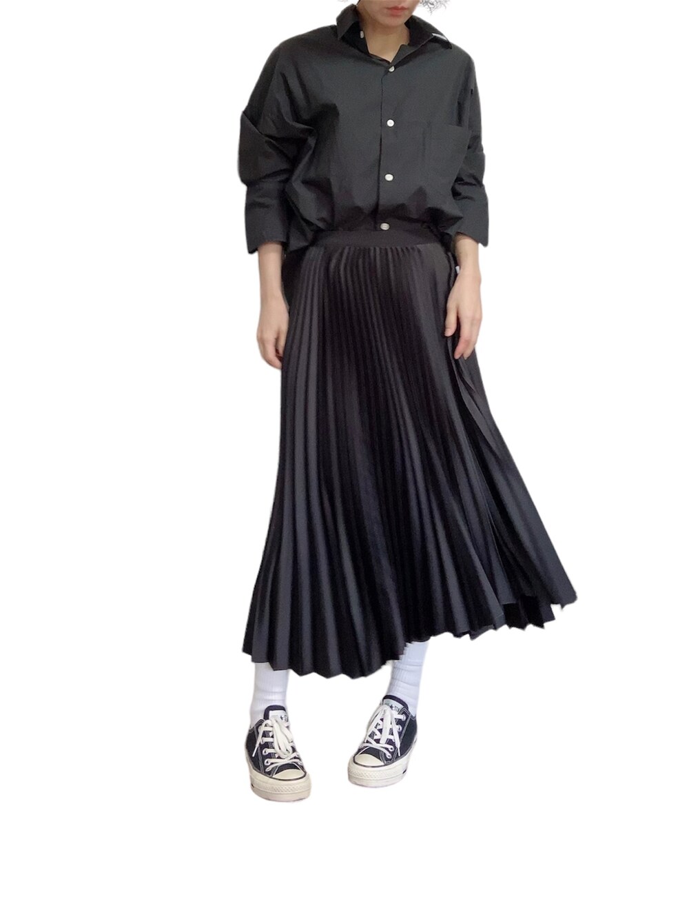 ベージュ系のシャツ/ブラウス、ブラック系のスカート、ブラック系のスニーカーを着用したレディースの夏コーディネートの2枚目の写真