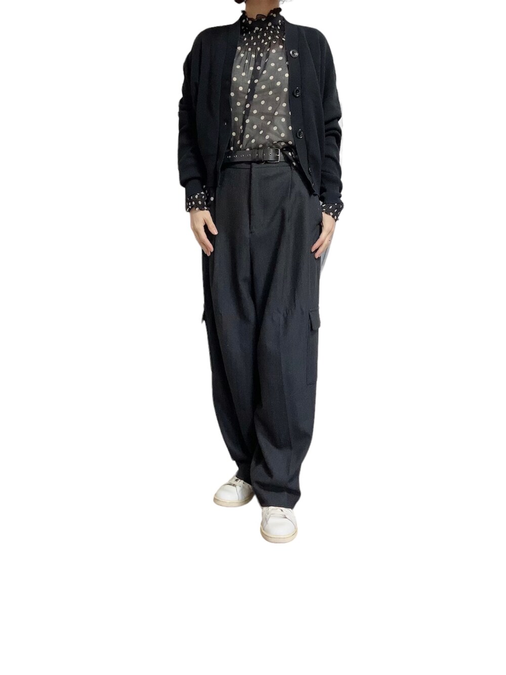 ブラック系のシャツ/ブラウス、ブラック系のカーディガン/ボレロ、グレー系のその他パンツを着用したレディースの春コーディネートの2枚目の写真