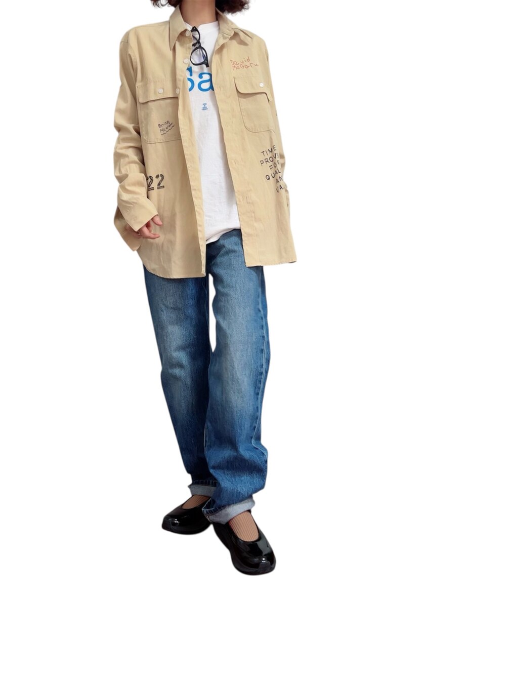 ベージュ系のシャツ/ブラウス、ブルー系のデニムパンツ、ブラック系のその他シューズを着用したレディースの秋コーディネートの2枚目の写真