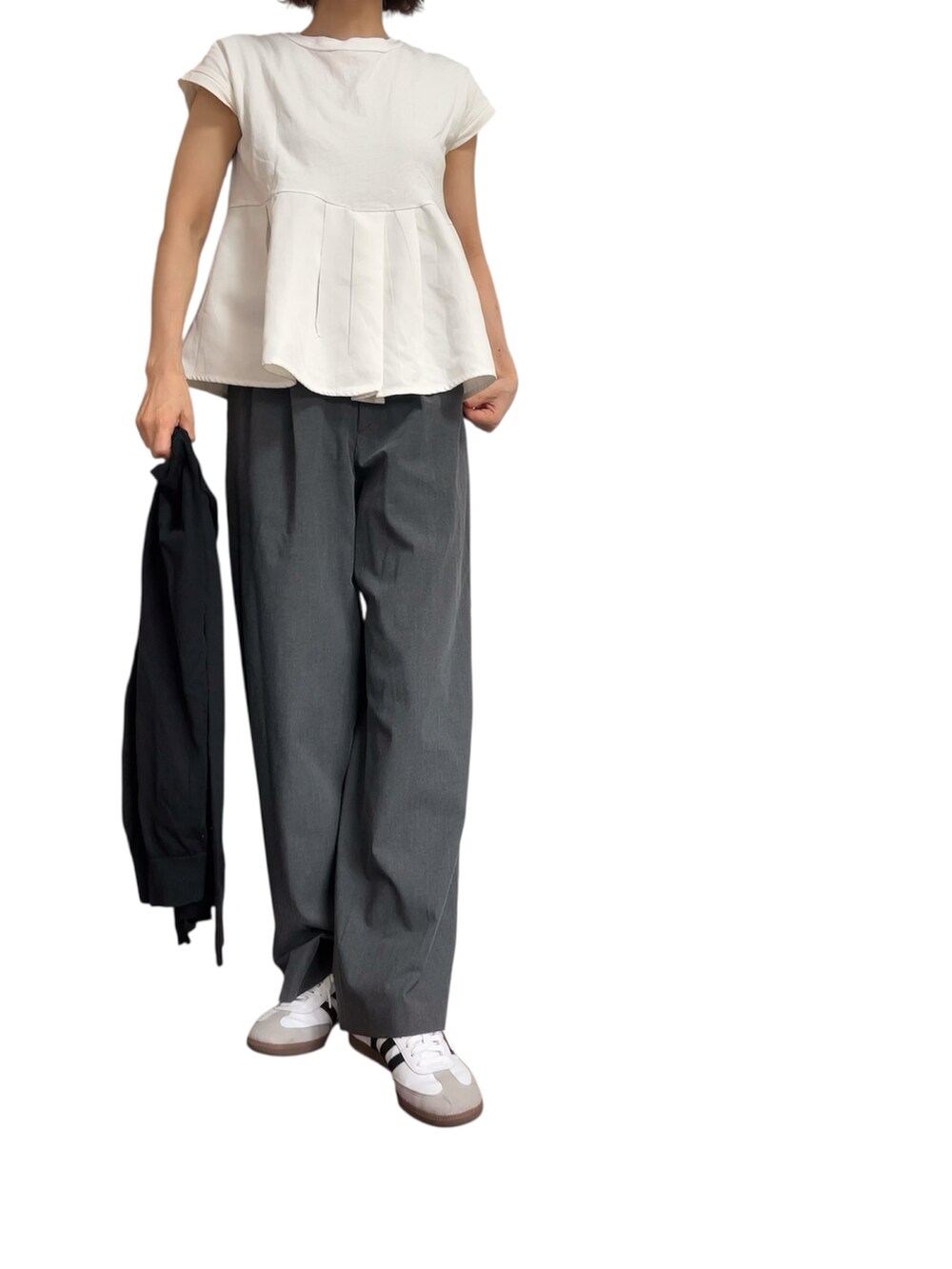 ホワイト系のTシャツ/カットソー、グレー系のその他パンツ、ホワイト系のスニーカーを着用したレディースの夏コーディネートの2枚目の写真