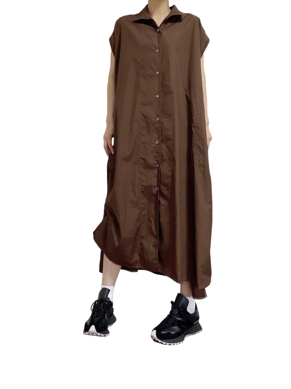 「シャツワンピ、ワンピース、ロングワンピース、スニーカー、スニーカーコーデ、New Balance、united arrows」｜「TICCAの別注＜TICCA（ティッカ）＞ フレンチスリーブ ワンピース†（シャツワンピース、ブラウン系）」を使った、mmmmm000 _styleさん（レディース・161cm）の夏コーディネートの2枚目の写真