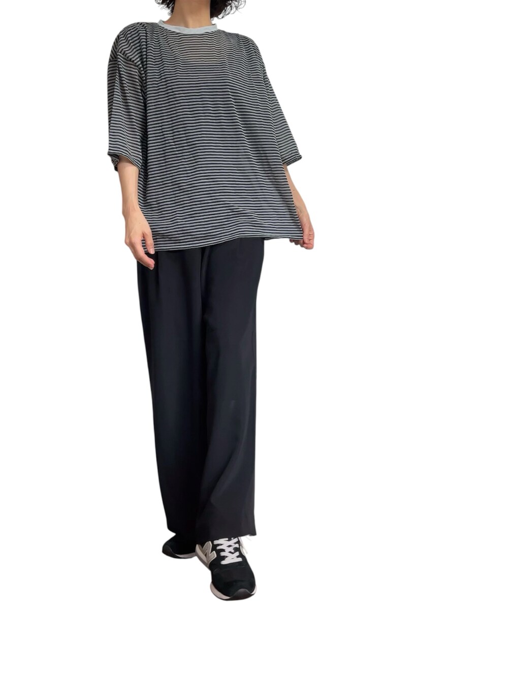 ブルー系のTシャツ/カットソー、ブラック系のその他パンツ、ブラック系のスニーカーを着用したレディースの夏コーディネートの3枚目の写真