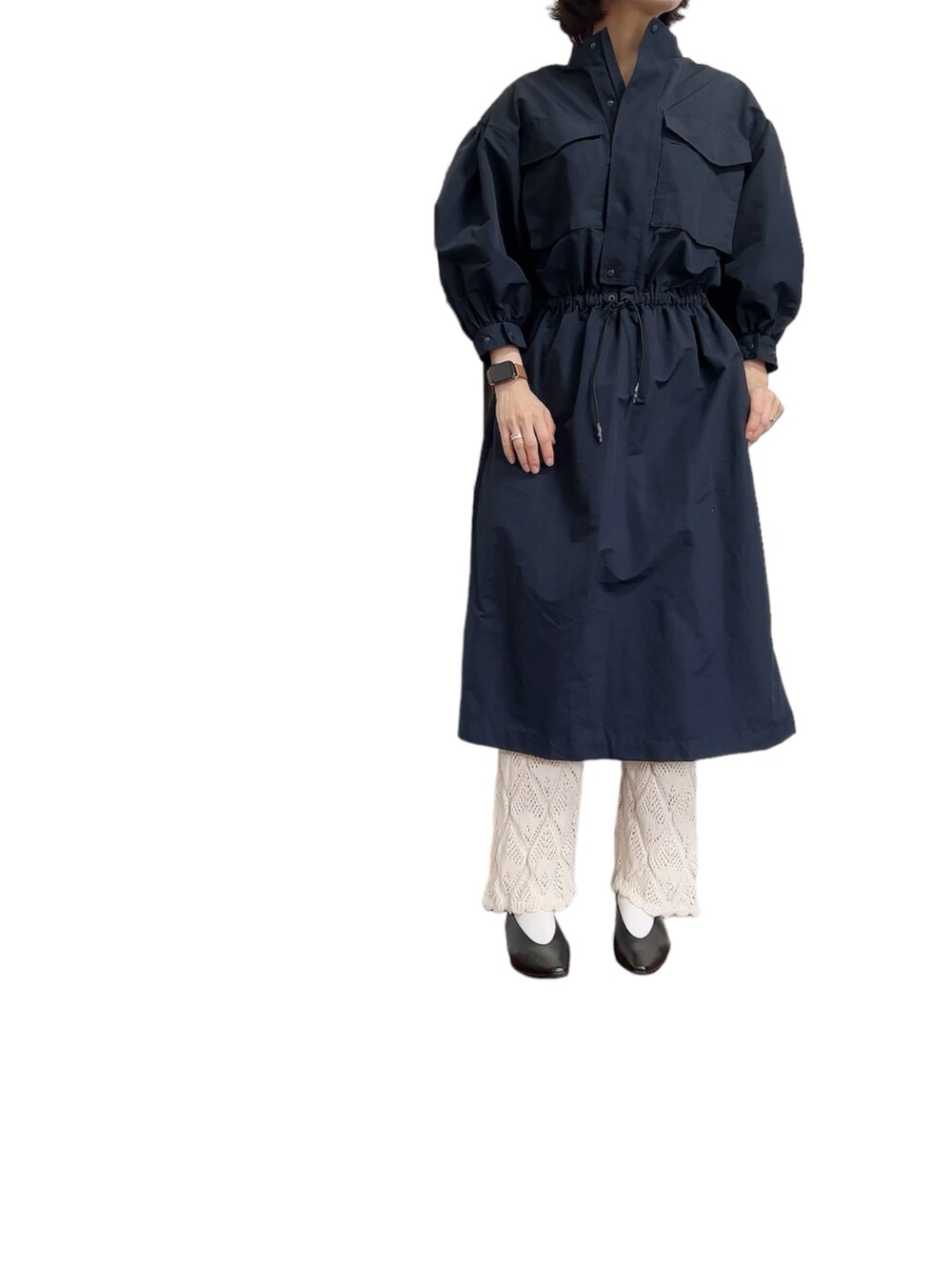 ブルー系のワンピース/ドレス、ベージュ系のその他パンツ、ブラック系のパンプスを着用したレディースの夏コーディネートの2枚目の写真