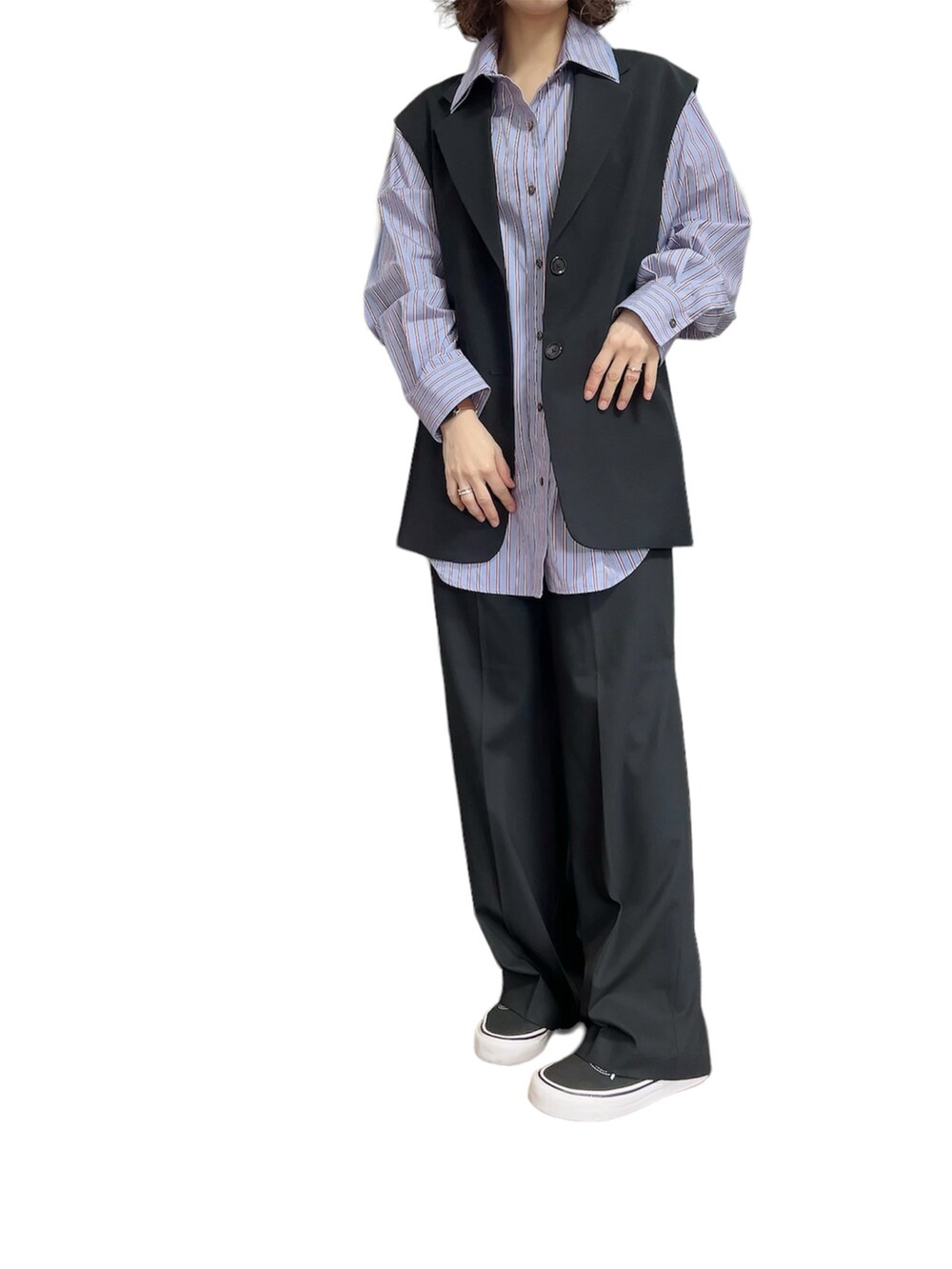 ブルー系のシャツ/ブラウス、ブラック系のベスト、グレー系のその他パンツを着用したレディースの春コーディネートの2枚目の写真