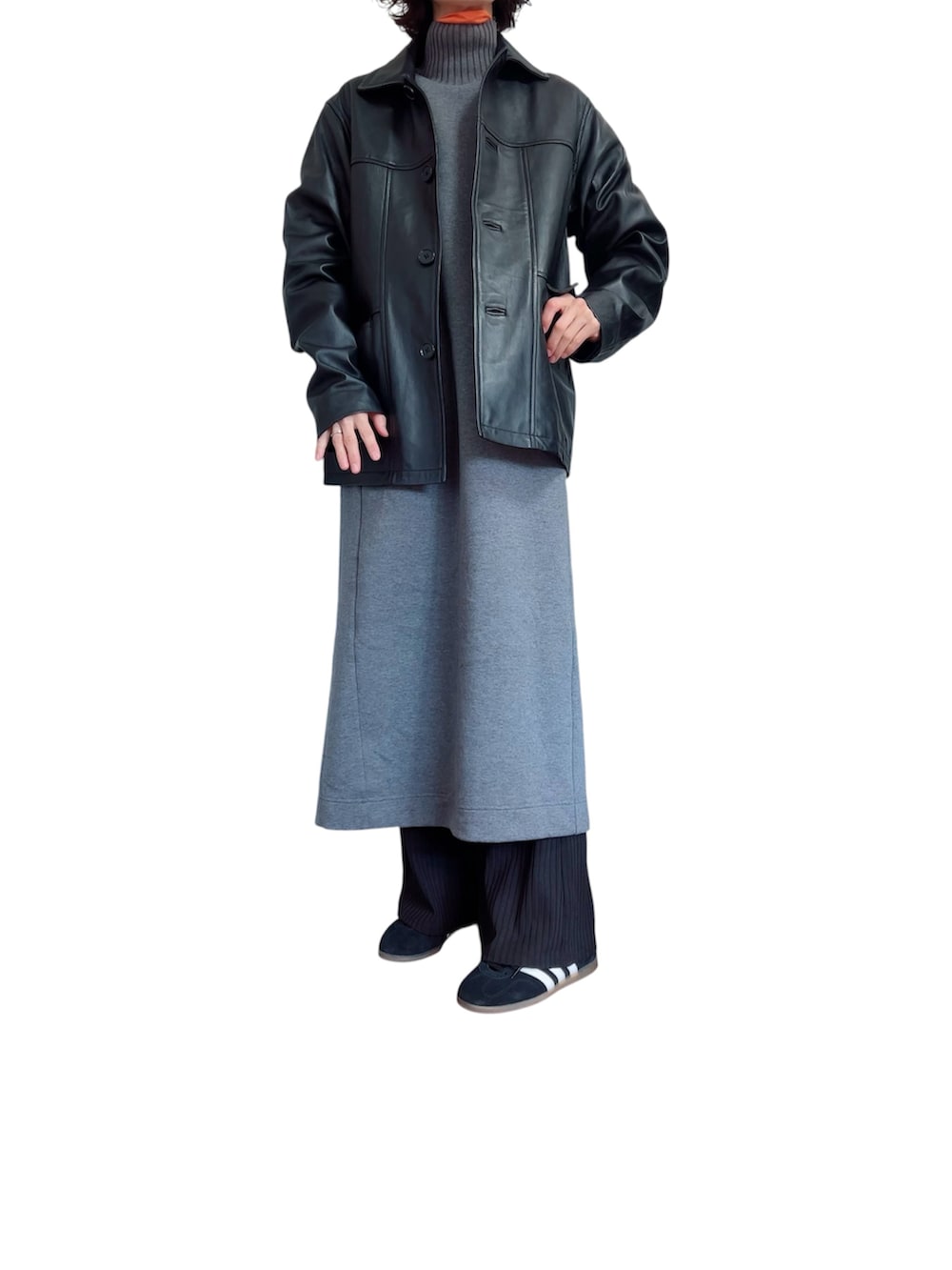 グレー系のワンピース、ブラウン系のバックパック/リュック、ブラック系のスニーカーを着用したレディースの春コーディネートの2枚目の写真