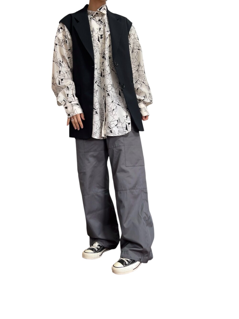 ブラック系のベスト、ホワイト系のシャツ/ブラウス、グレー系のカーゴパンツを着用したレディースの春コーディネートの2枚目の写真