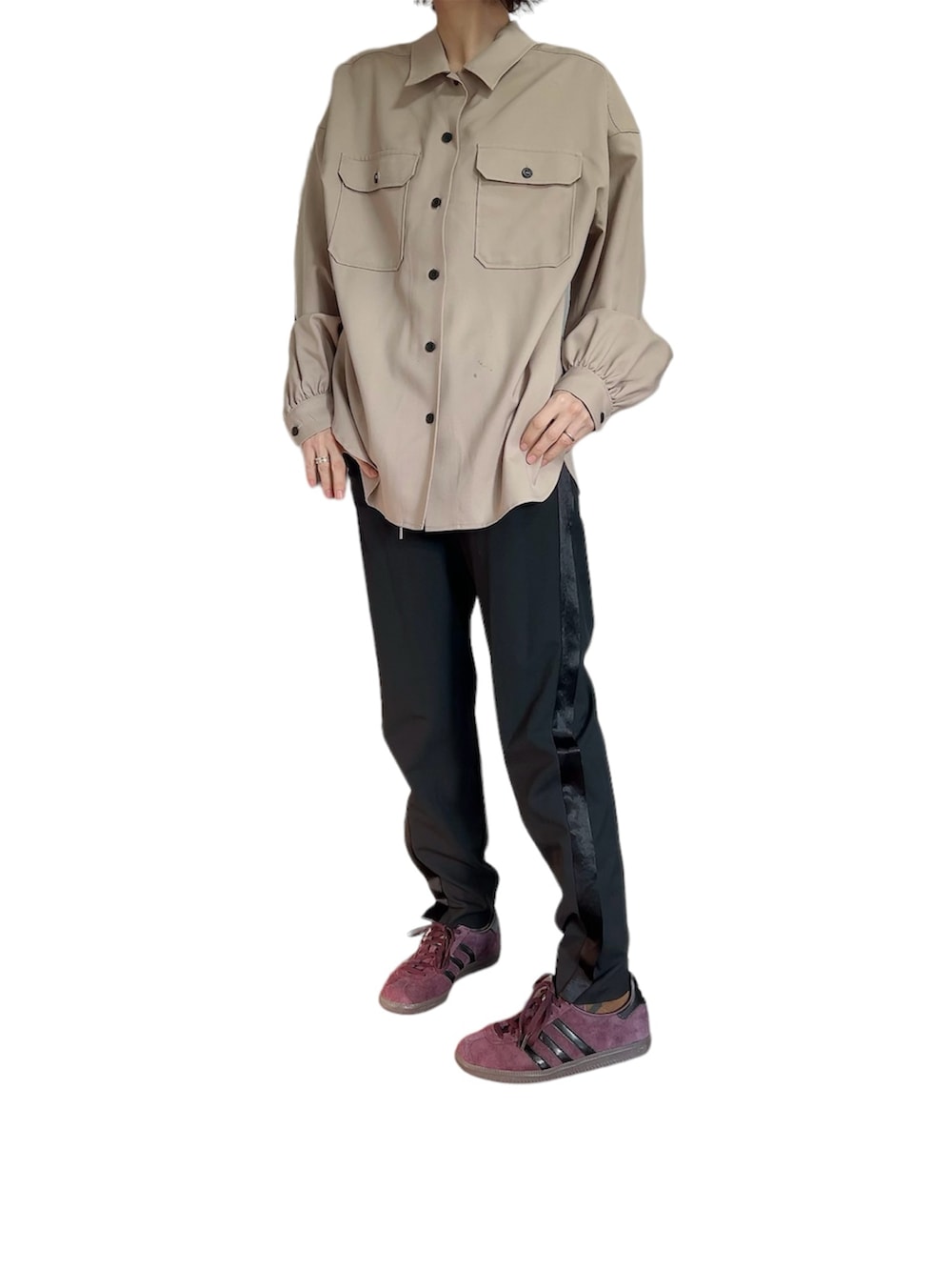 ベージュ系のシャツ/ブラウス、ブラック系のその他パンツを着用したレディースの秋コーディネートの2枚目の写真