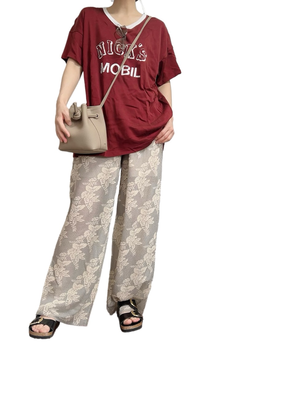 ブラウン系のTシャツ/カットソー、ベージュ系のパンツ、ブラック系のサンダルを着用したレディースの夏コーディネートの2枚目の写真