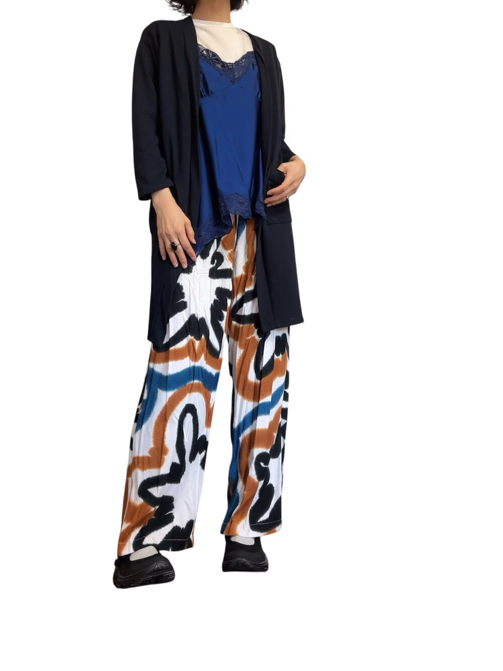 ブルー系のキャミソール、ホワイト系のシャツ/ブラウス、ブラック系のサンダルを着用したレディースの夏コーディネートの3枚目の写真