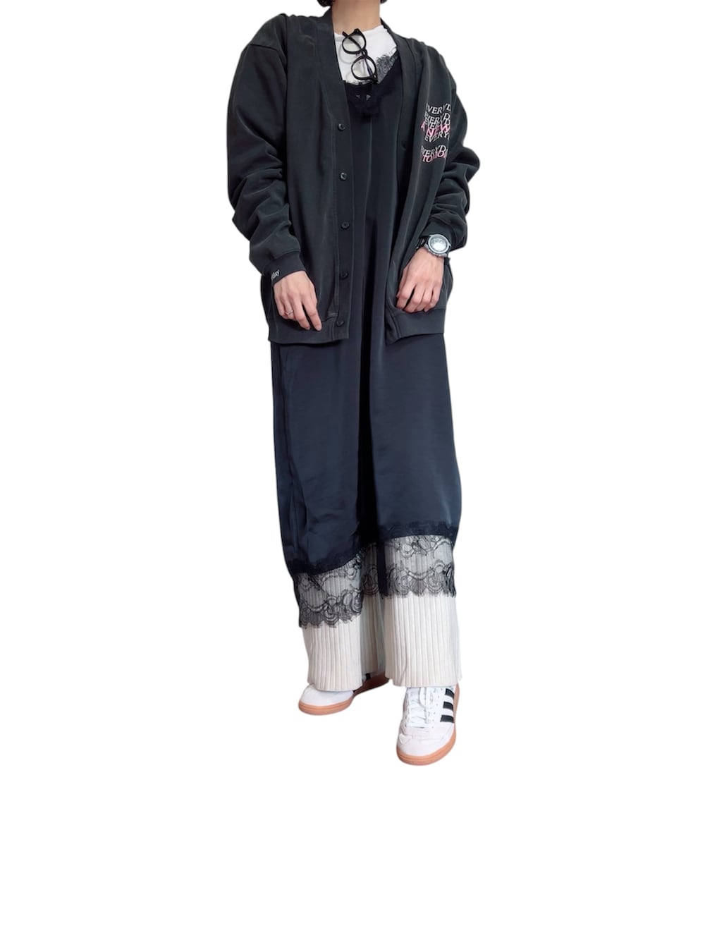 グリーン系のその他アウター、ブラック系のカーディガン/ボレロ、ブラック系のワンピース/ドレスを着用したレディースの春コーディネートの3枚目の写真