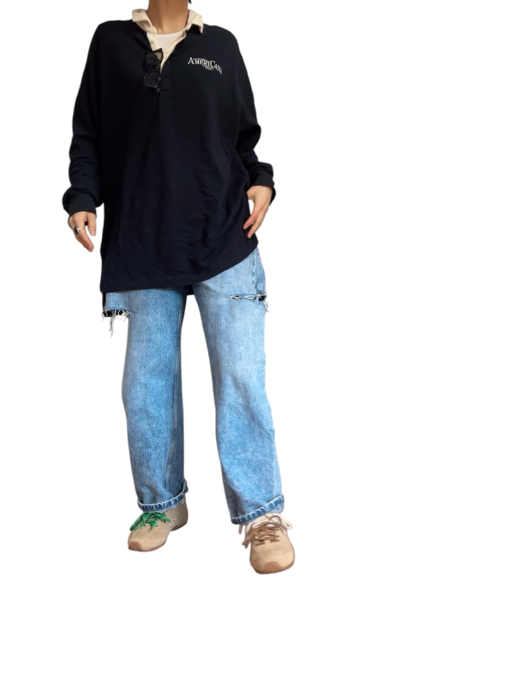 グリーン系のMA-1、ブルー系のTシャツ/カットソー、ブルー系のデニムパンツを着用したレディースの春コーディネートの2枚目の写真