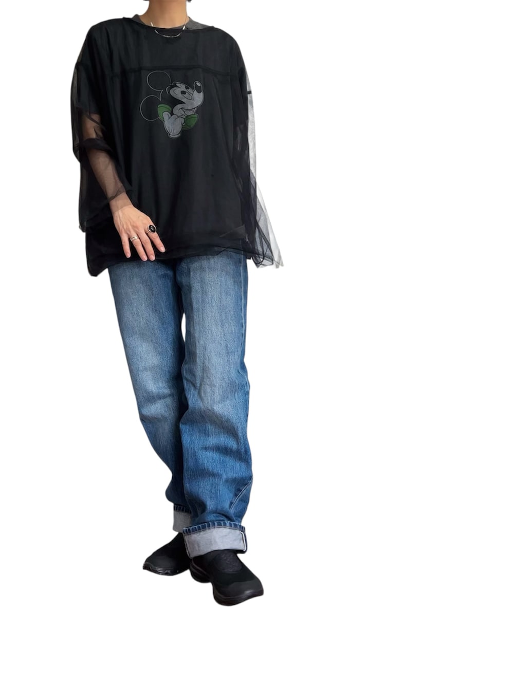 ブラック系のTシャツ/カットソー、ブラック系のシャツ/ブラウス、ブルー系のデニムパンツを着用したレディースの夏コーディネートの2枚目の写真