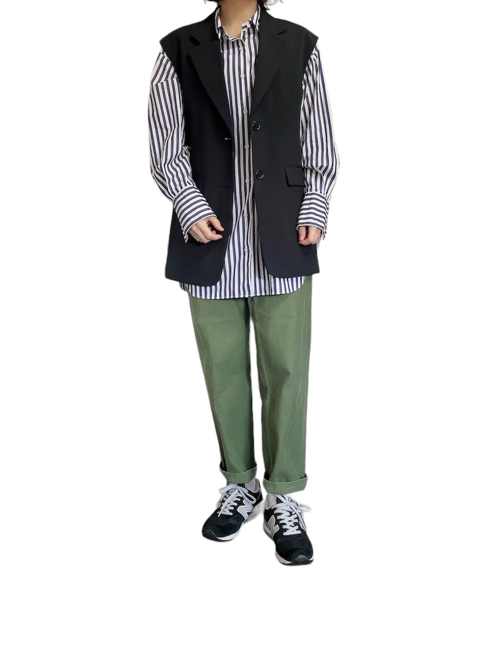 ブルー系のシャツ/ブラウス、ブラック系のベスト、グリーン系のその他パンツを着用したレディースの春コーディネートの2枚目の写真