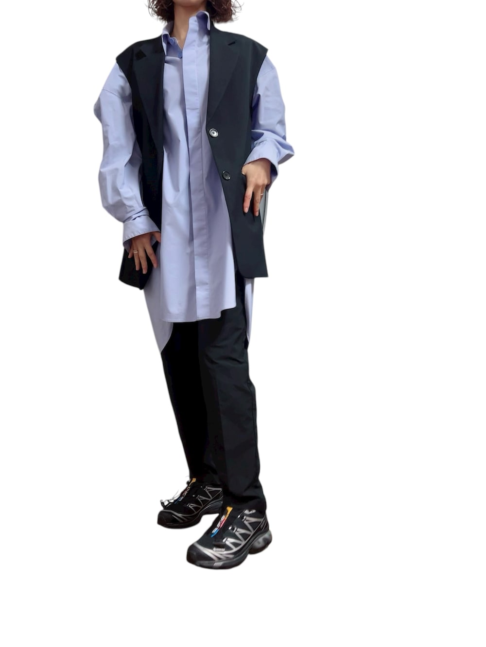 ブラック系のベスト、ブルー系のシャツ/ブラウス、ブラック系のパンツを着用したレディースの秋コーディネートの2枚目の写真