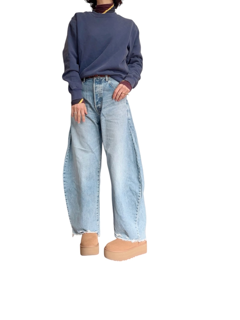 ブルー系のデニムパンツ、ブルー系のスウェット、ブラウン系のトップスを着用したレディースの冬コーディネートの2枚目の写真