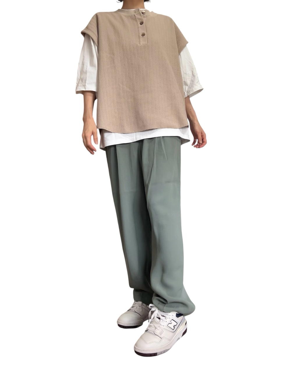 ベージュ系のニット/セーター、ホワイト系のTシャツ/カットソー、グリーン系のその他パンツを着用したレディースの夏コーディネートの2枚目の写真