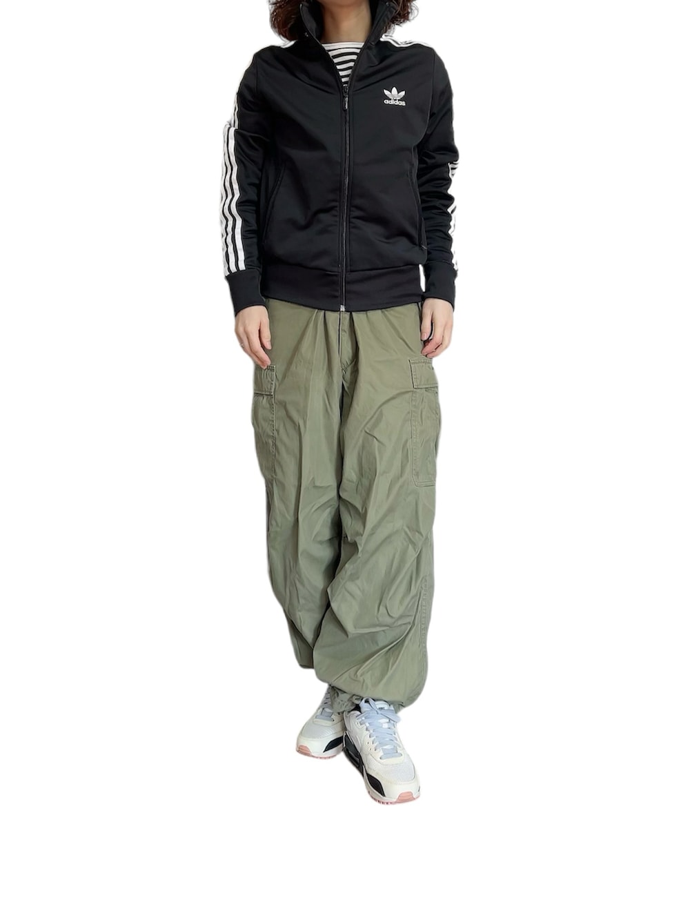 ブラック系のその他アウター、グリーン系のカーゴパンツを着用したレディースの春コーディネートの2枚目の写真