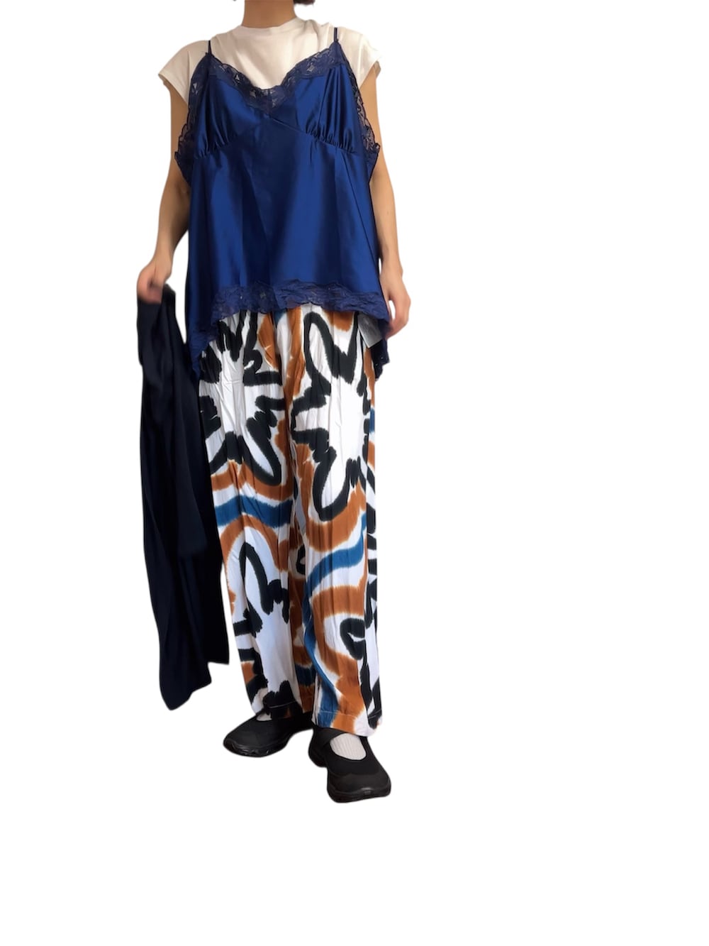 ブルー系のキャミソール、ホワイト系のシャツ/ブラウス、ブラック系のサンダルを着用したレディースの夏コーディネートの2枚目の写真