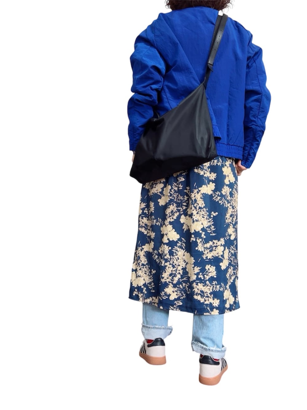 ブルー系のその他アウター、ブルー系のスカート、ホワイト系のTシャツ/カットソーを着用したレディースの春コーディネートの3枚目の写真