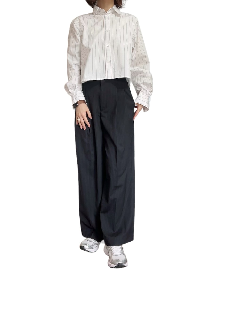 ホワイト系のシャツ/ブラウス、ブラック系のその他パンツ、シルバー系のスニーカーを着用したレディースの春コーディネートの2枚目の写真