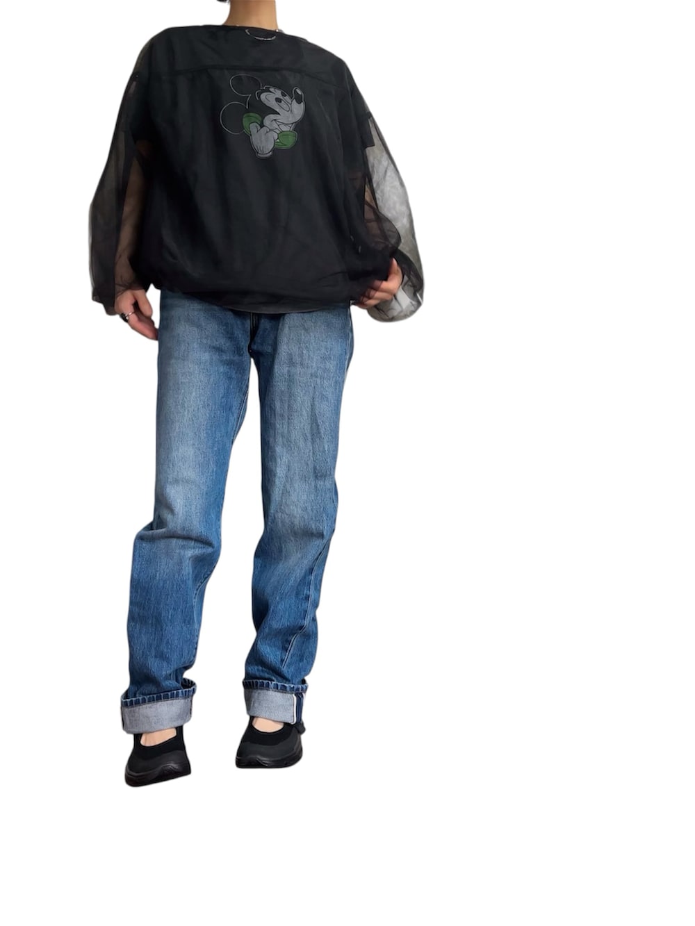 ブラック系のTシャツ/カットソー、ブラック系のシャツ/ブラウス、ブルー系のデニムパンツを着用したレディースの夏コーディネートの3枚目の写真