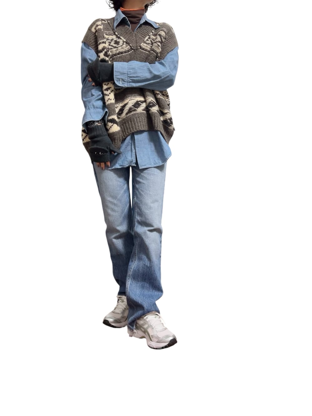 シルバー系のスニーカー、グレー系のベスト、ブラック系のジャケット/アウターを着用したレディースの冬コーディネートの3枚目の写真