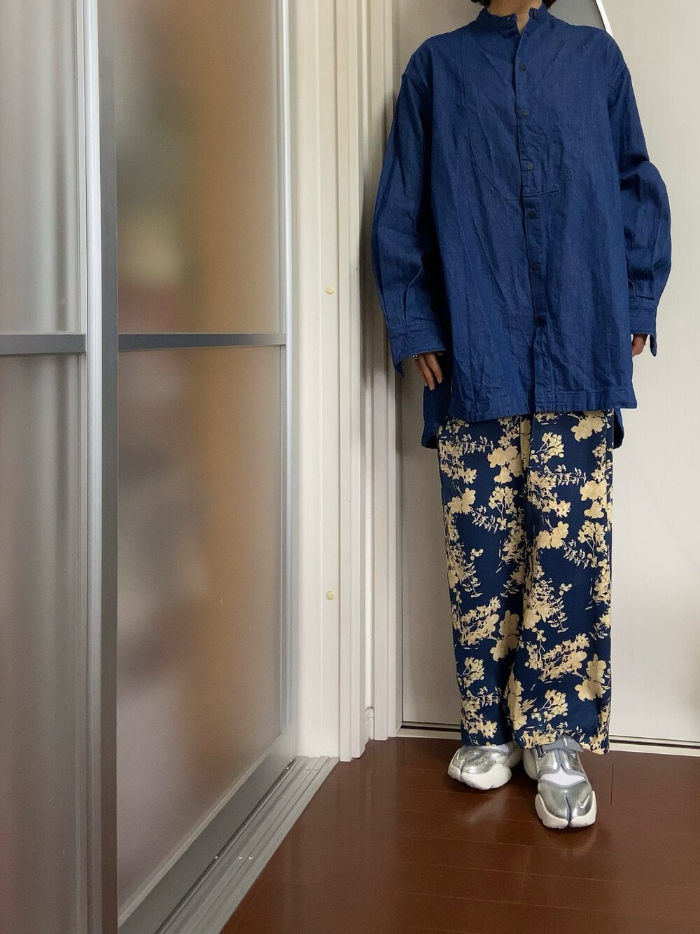 ブルー系のその他パンツを着用したレディースの春コーディネートの2枚目の写真