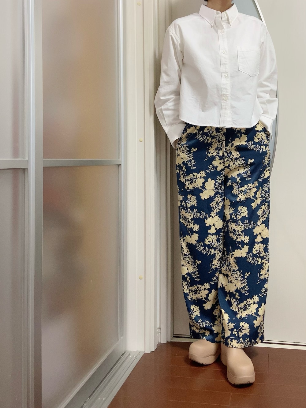 ホワイト系のベスト、ホワイト系のシャツ/ブラウス、ブルー系のその他パンツを着用したレディースの秋コーディネートの2枚目の写真