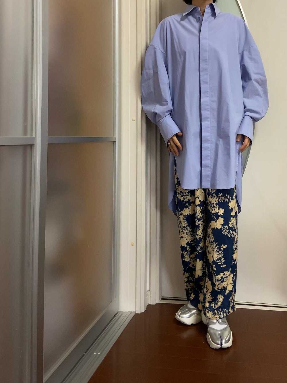 ブルー系のシャツ/ブラウス、ブルー系のその他パンツを着用したレディースの春コーディネートの2枚目の写真