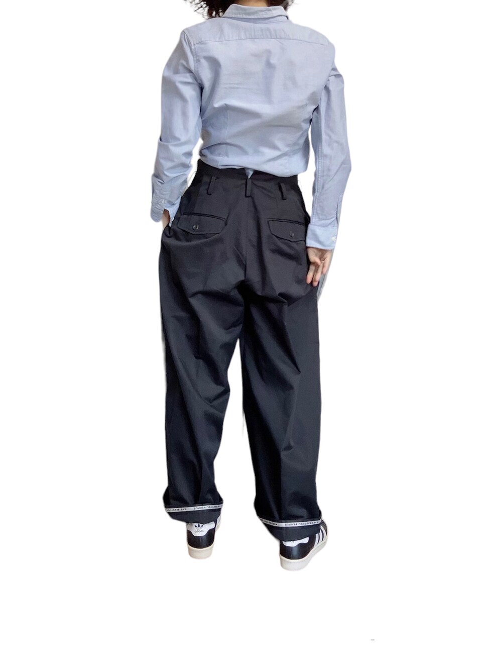 ブラック系のチノパンツ、ブラック系のベルトを着用したレディースの春コーディネートの2枚目の写真