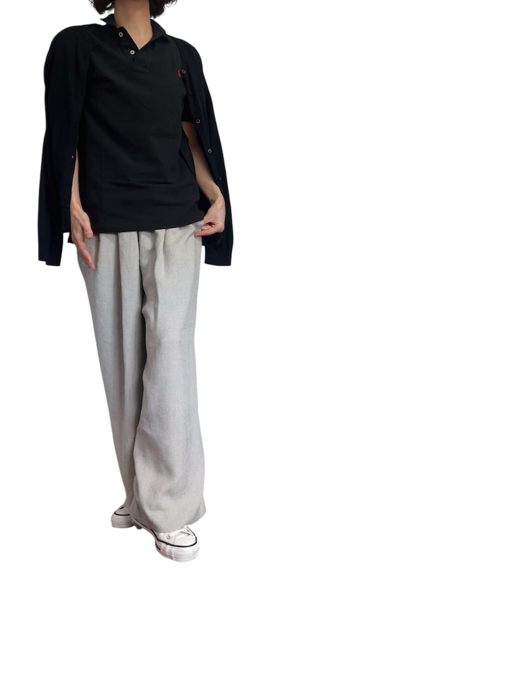 ブラック系のポロシャツ、ベージュ系のその他パンツ、ホワイト系のスニーカーを着用したレディースの夏コーディネートの2枚目の写真