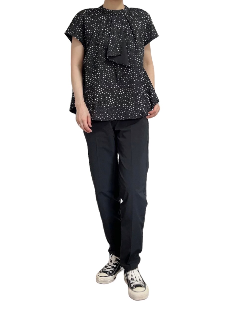 ブラック系のシャツ/ブラウス、ブラック系のパンツ、ブラック系のスニーカーを着用したレディースの夏コーディネートの2枚目の写真