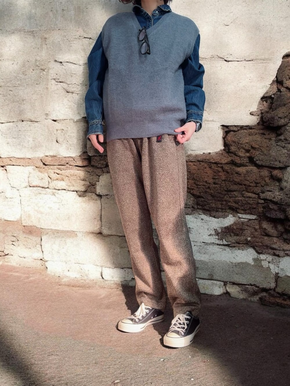 グレー系のベスト、ブルー系のシャツ/ブラウス、グリーン系のその他パンツを着用したレディースの冬コーディネートの2枚目の写真