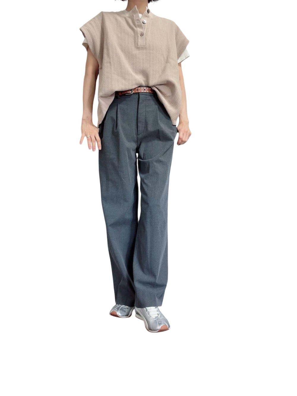 ベージュ系のニット/セーター、グレー系のその他パンツ、シルバー系のスニーカーを着用したレディースの夏コーディネートの2枚目の写真