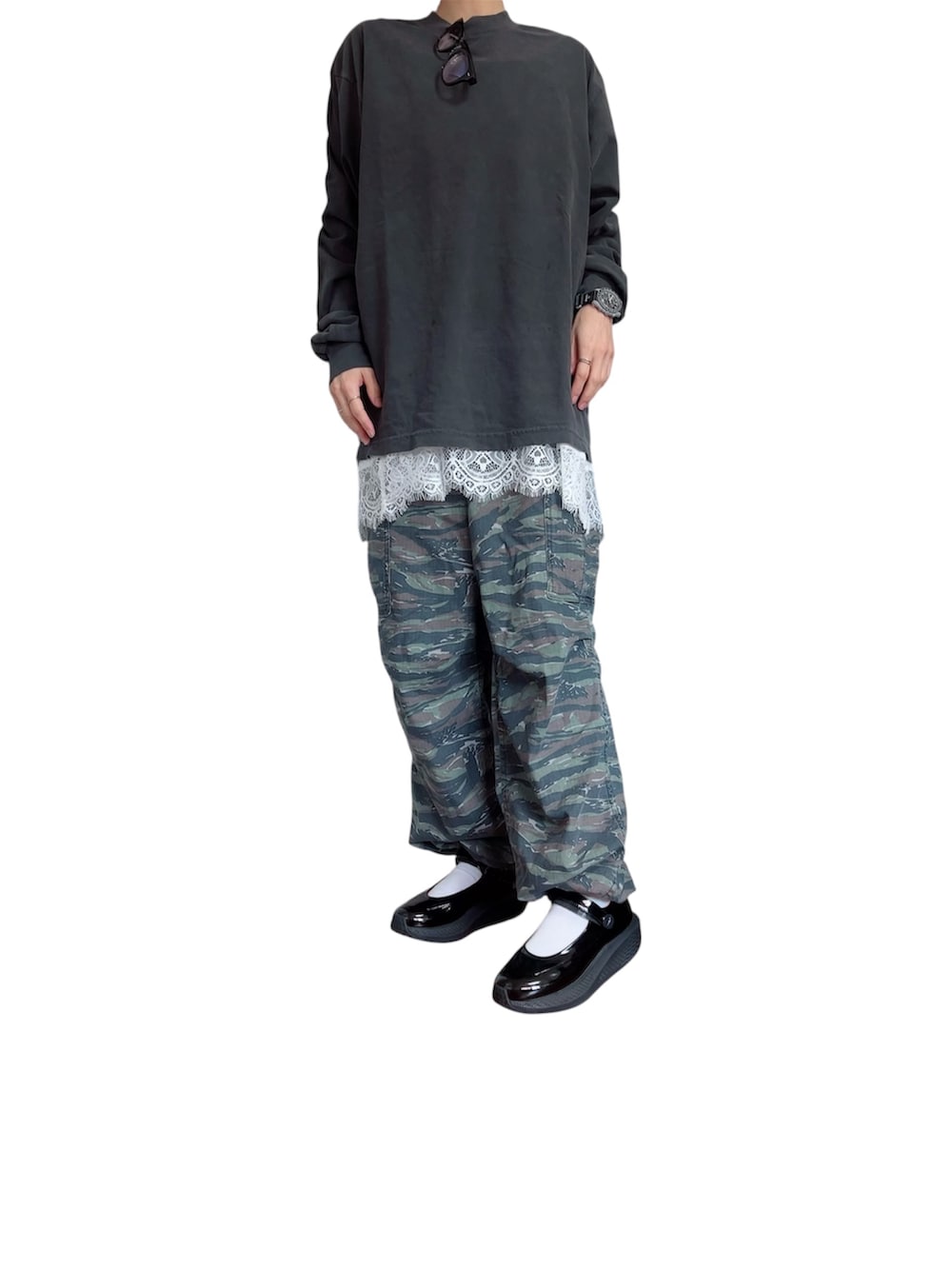 ブラック系のTシャツ/カットソー、ホワイト系のキャミソール、グレー系のカーゴパンツを着用したレディースの春コーディネートの2枚目の写真