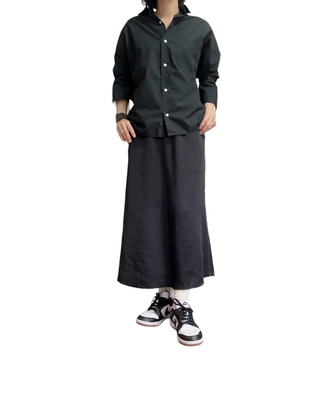 ベージュ系のシャツ/ブラウス、ブラック系のスカート、ブラック系のスニーカーを着用したレディースの夏コーディネートの2枚目の写真