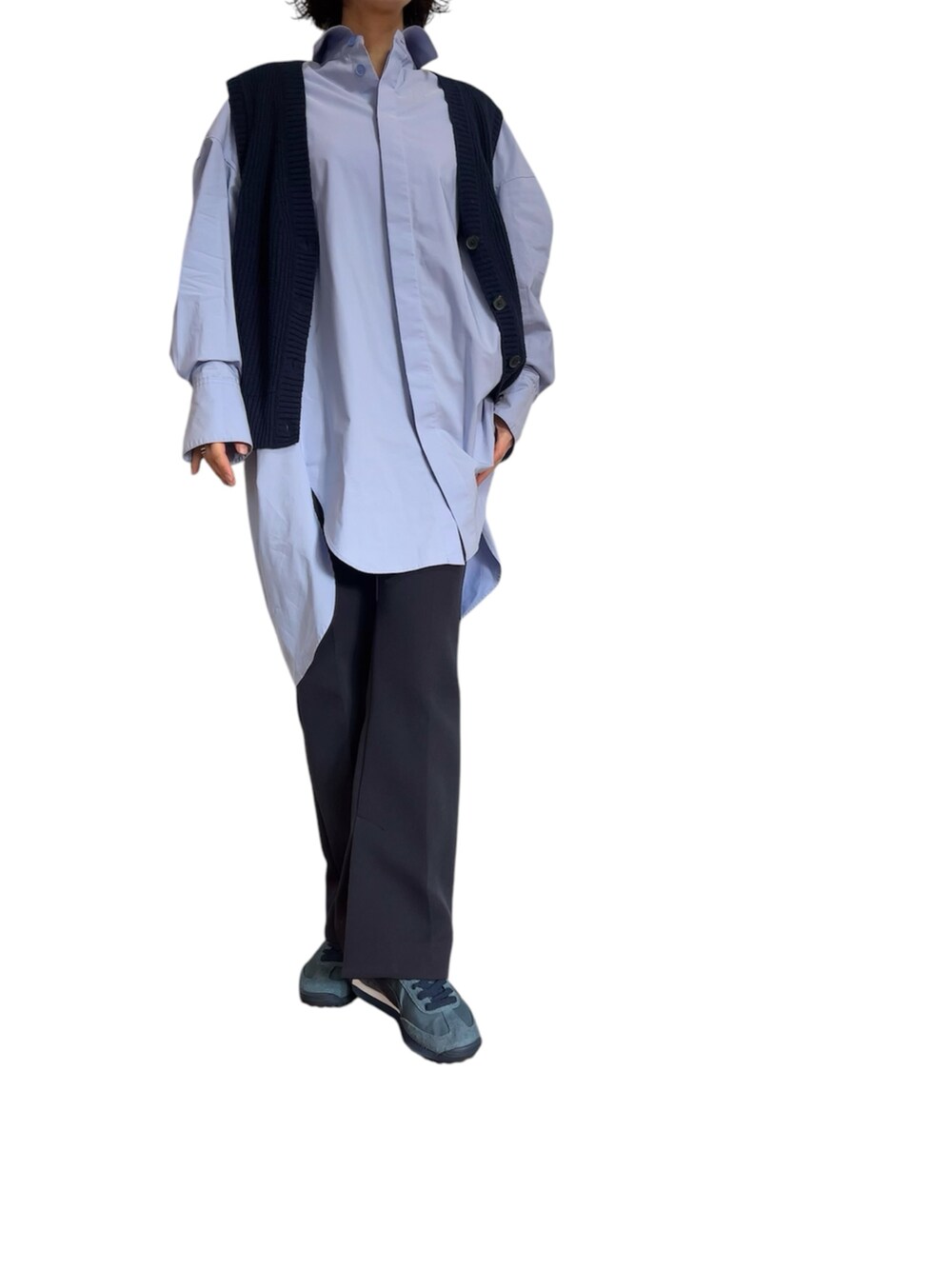 ブルー系のシャツ/ブラウス、ブルー系のベスト、ブルー系のその他パンツを着用したレディースの春コーディネートの2枚目の写真