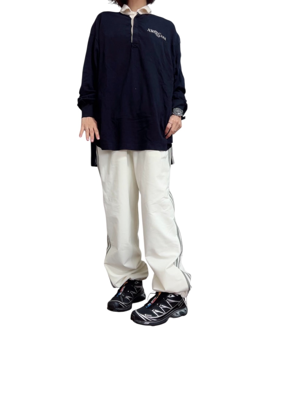 ブルー系のTシャツ/カットソー、ホワイト系のその他パンツ、ブラック系のスニーカーを着用したレディースの秋コーディネートの2枚目の写真