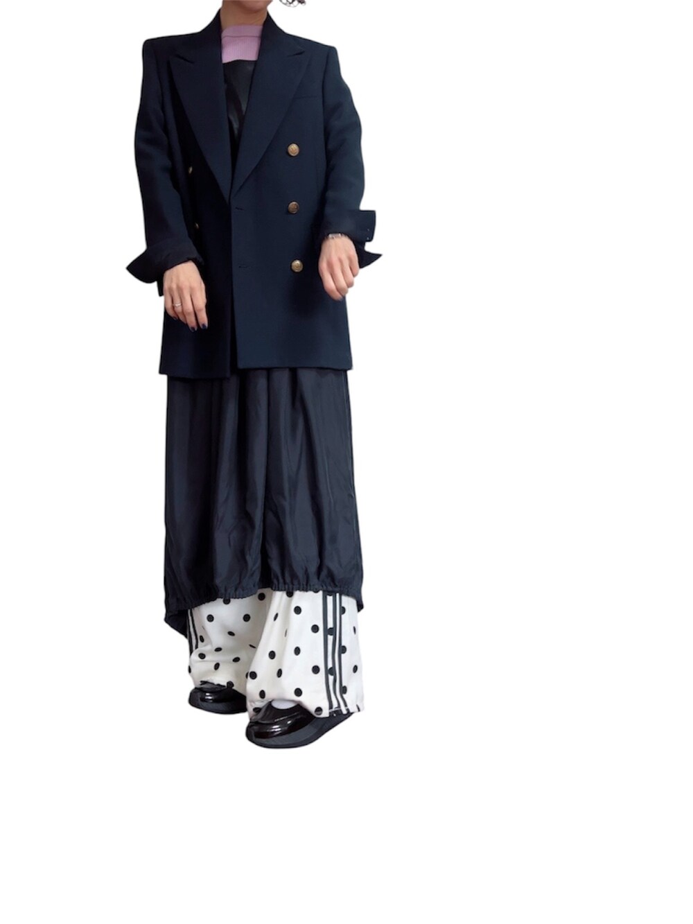 ホワイト系のパンツ、ブラック系のワンピース、パープル系のTシャツ/カットソーを着用したレディースの春コーディネートの3枚目の写真