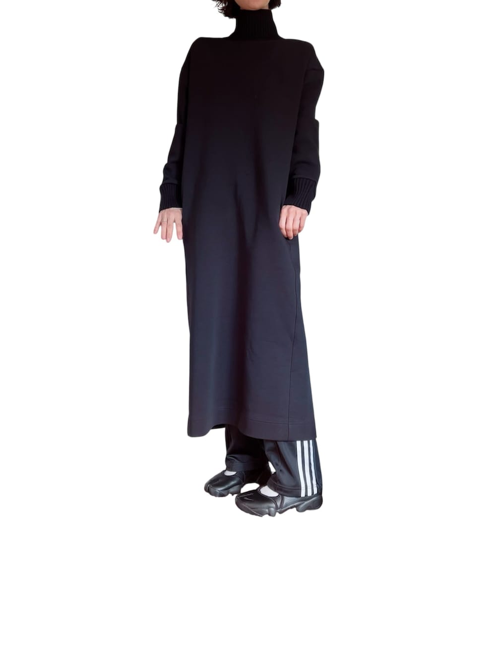 ブラック系のワンピース、ブラック系のその他パンツ、ブラック系のスニーカーを着用したレディースの春コーディネートの2枚目の写真