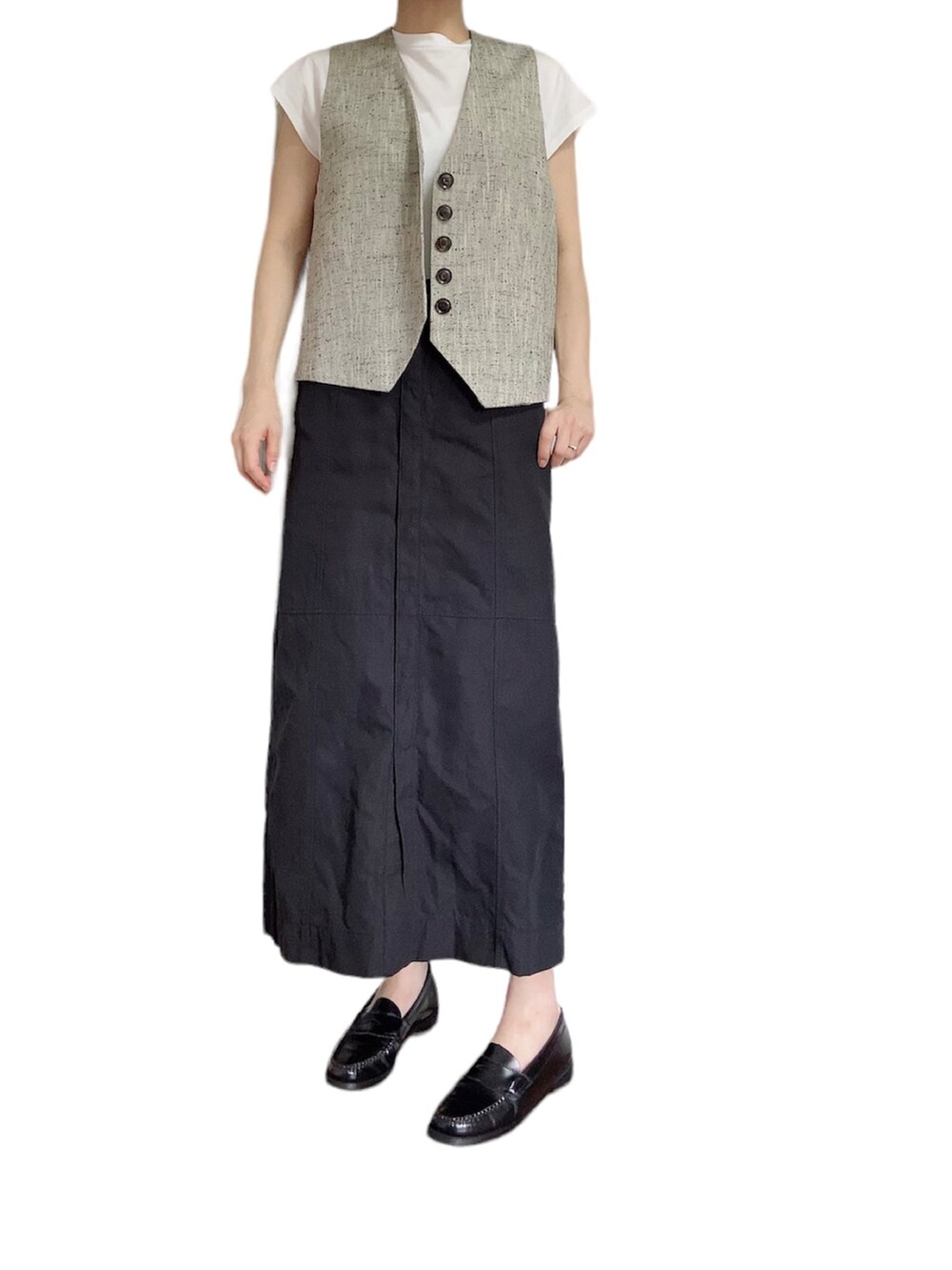 グレー系のその他アウター、グレー系のベスト、ブラック系のスカートを着用したレディースの夏コーディネートの2枚目の写真