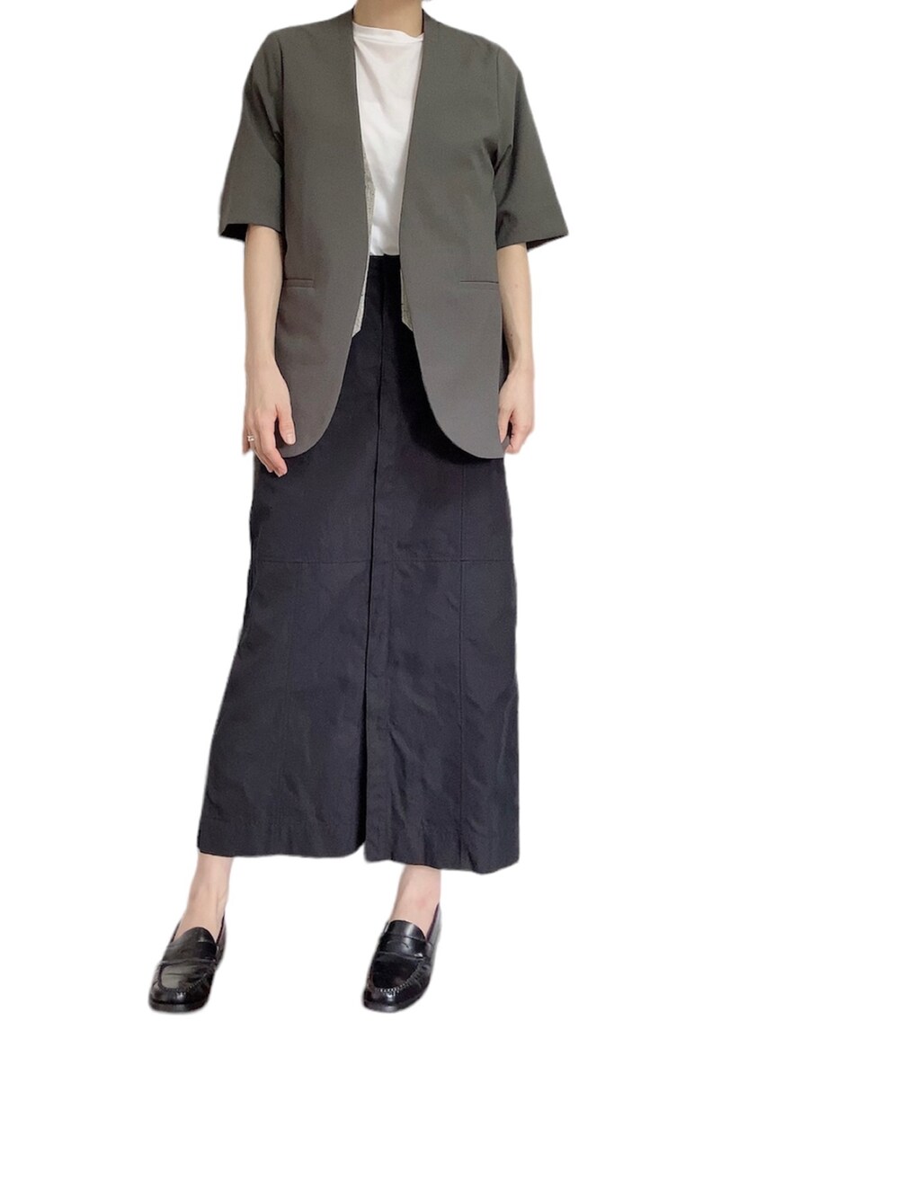 グレー系のその他アウター、グレー系のベスト、ブラック系のスカートを着用したレディースの夏コーディネートの3枚目の写真