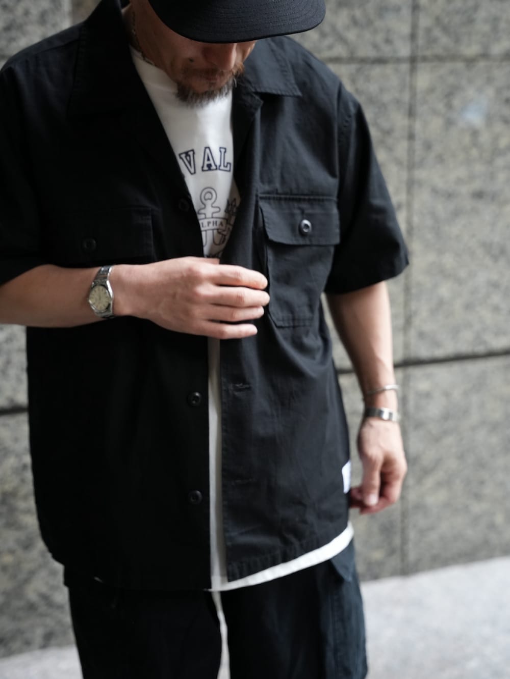 ホワイト系のTシャツ/カットソー、ブラック系のシャツ/ブラウス、ブラック系のカーゴパンツを着用したメンズの夏コーディネートの8枚目の写真