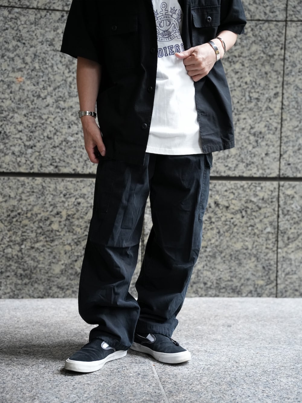 ホワイト系のTシャツ/カットソー、ブラック系のシャツ/ブラウス、ブラック系のカーゴパンツを着用したメンズの夏コーディネートの7枚目の写真